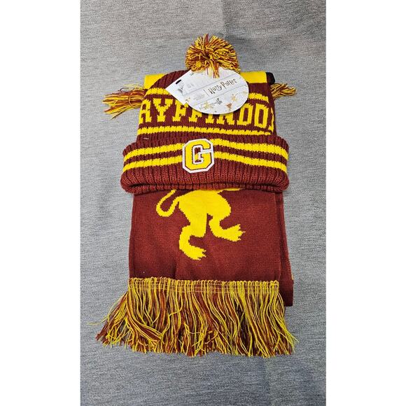 NWT Harry Potter Gryffindor Knit Hat & Scarf Set Collegiate Stripes Quidditch OS - Picture 1 of 6